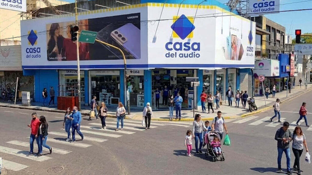 Luego del cierre de Garbarino Moron, en Rivadavia y Belgrano, una de las esquinas más importantes, abrió la Casa del Audio en el mismo lugar