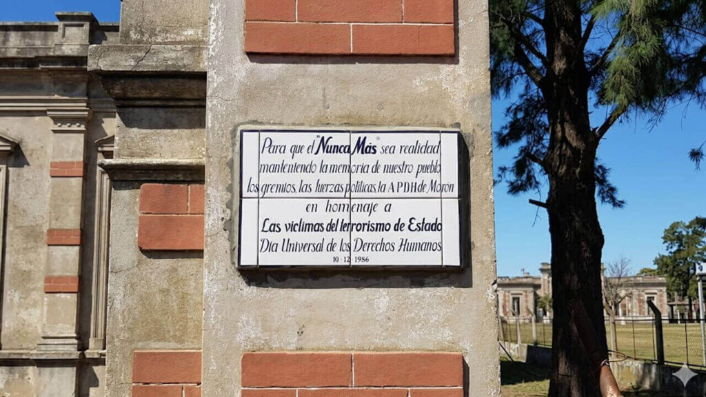 Mansión Sere. Castelar. Las primeras e incipientes marcas reconociendo los Centros Clandestinos de Detención en el Conurbano. Fue de bronce. Reemplaza luego de un huerto por cerámica.