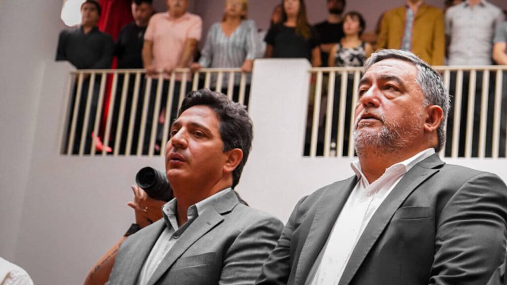 Marinuccci y Grana se ponen de pie a la hora de cantar el Himno Nacional
