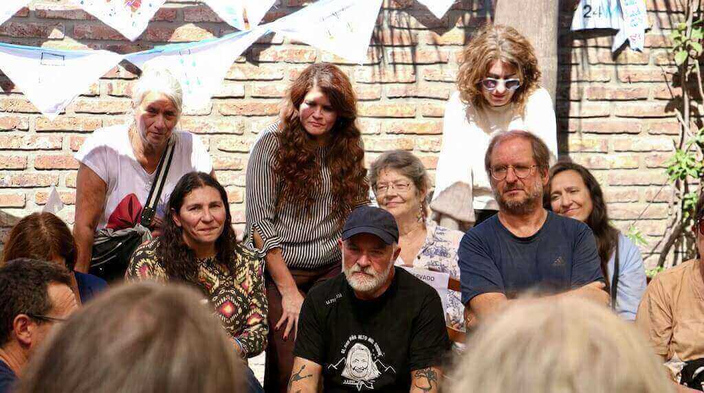 Mónica Macha sentada junto a Sergio Maldonado y al escritor Martín Kohan