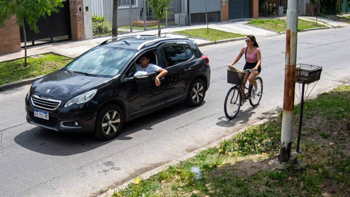 Morón buscan a un conductor acusado de acosar a una ciclista en plena calle