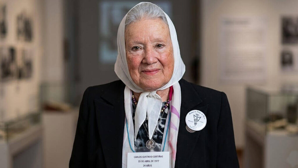 Nora Cortiñas posa para la cámara y apenas puede esconder su sonrisa