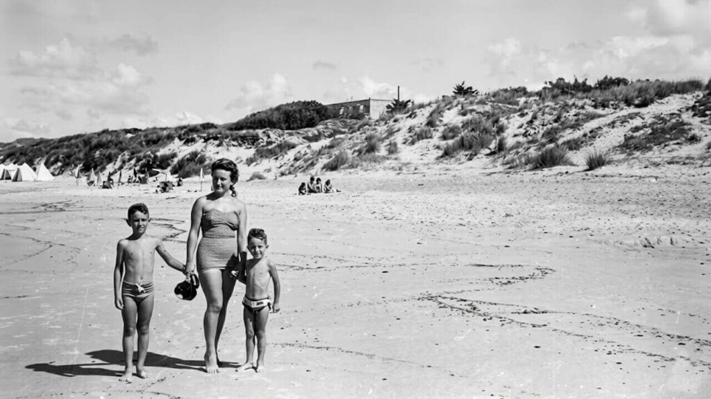 Norita con sus hijos caminando Marcelo y Gustavo