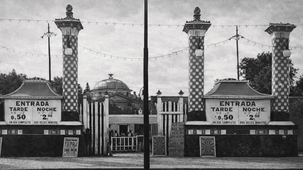 Otra entrada con sus columnas vistosas que daban la impresión de que uno ingresara a un lugar majestuoso