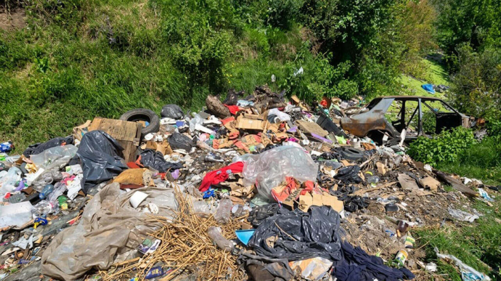 Otro de los tantos basurales que encontraron dentro de VII Brigada Aérea de Moreno