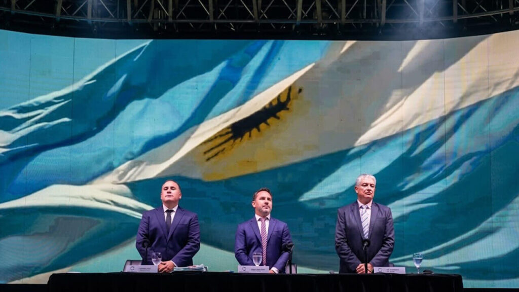 Pablo Descalzo, intendente de Ituzaingó, en medio de la escena, canta el Himno Nacional y en minutos comenzará a hablar sobre lo hecho en 2025 y lo que hará en 2026