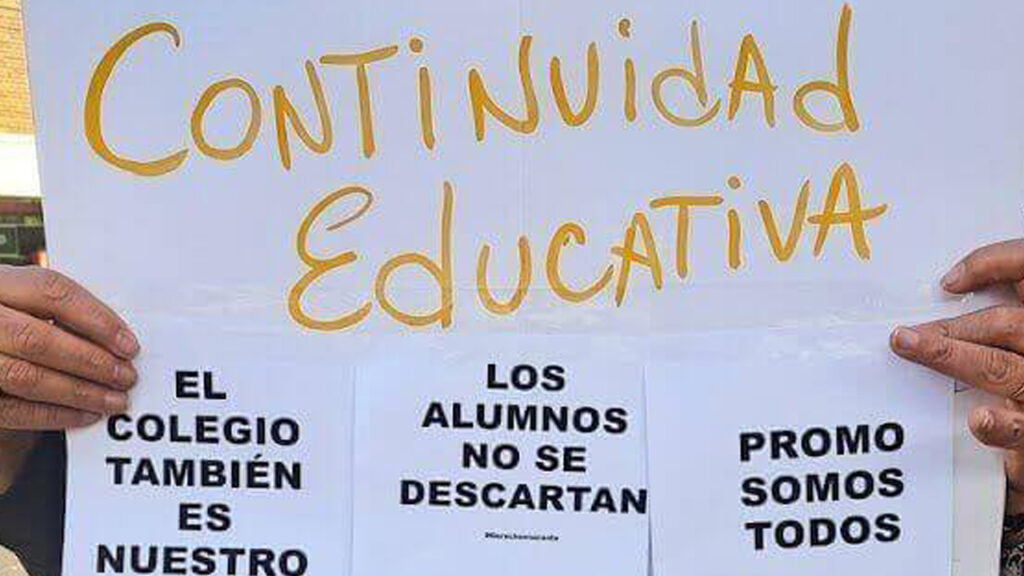 Pancartas frente al Colegio Monseñor Solari para recuperar la vacante de uno de los chicos. Las autoridades no dan respuesta.