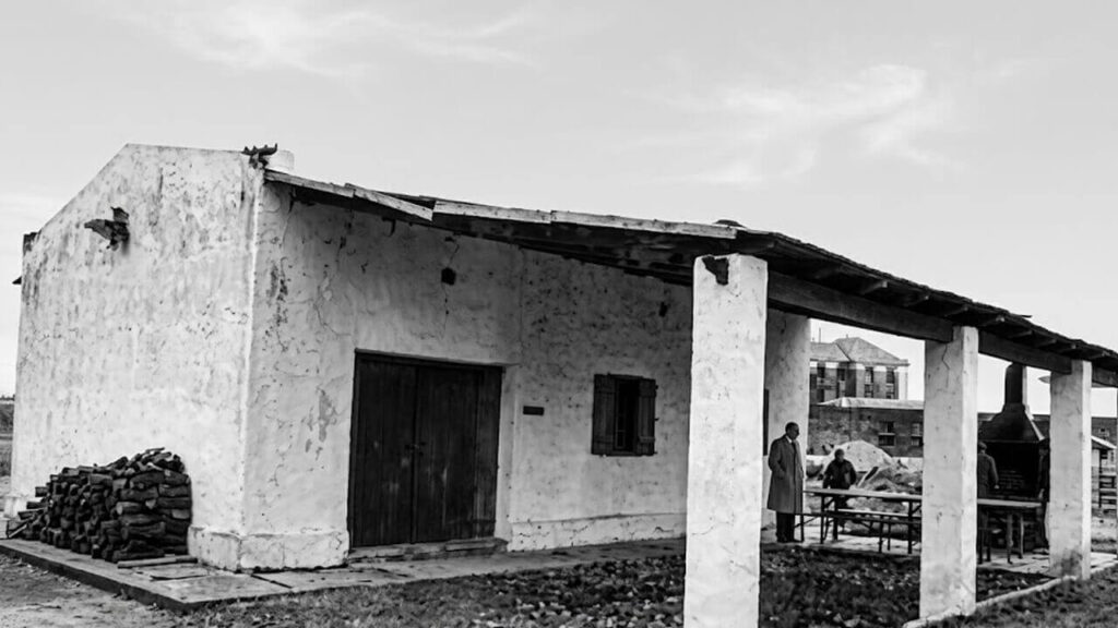 Parte del Centro Clandestino de Detención La Cacha, detrás se ve el edificio principal