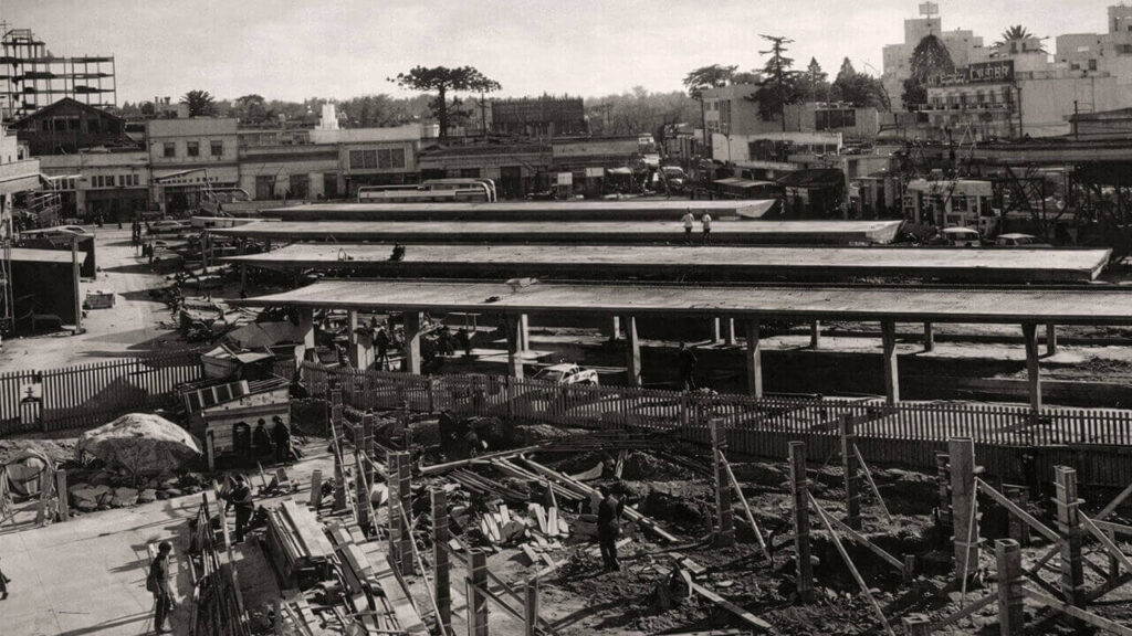 Plaza La Roche en construcción a fines de la década del '60