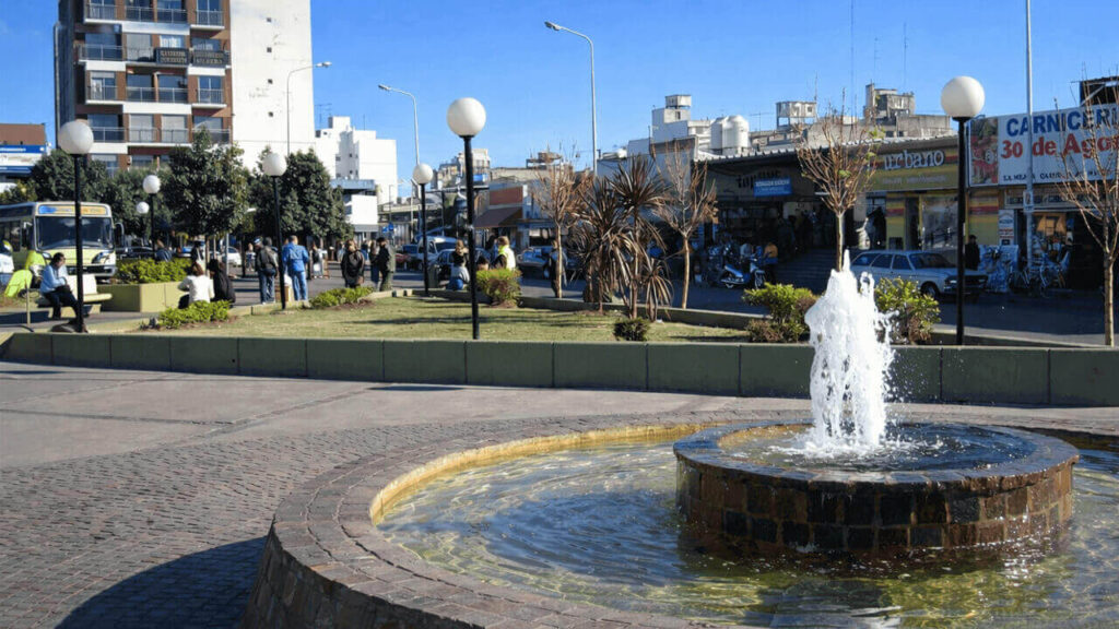 Plaza La Roche recién inaugurada en su remodelación, después se fue degradando y hoy esta en proceso de recuperación