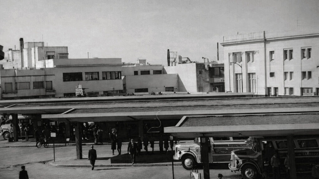 Plaza La Roche recién inaugurada, notese que no tiene locales comerciales