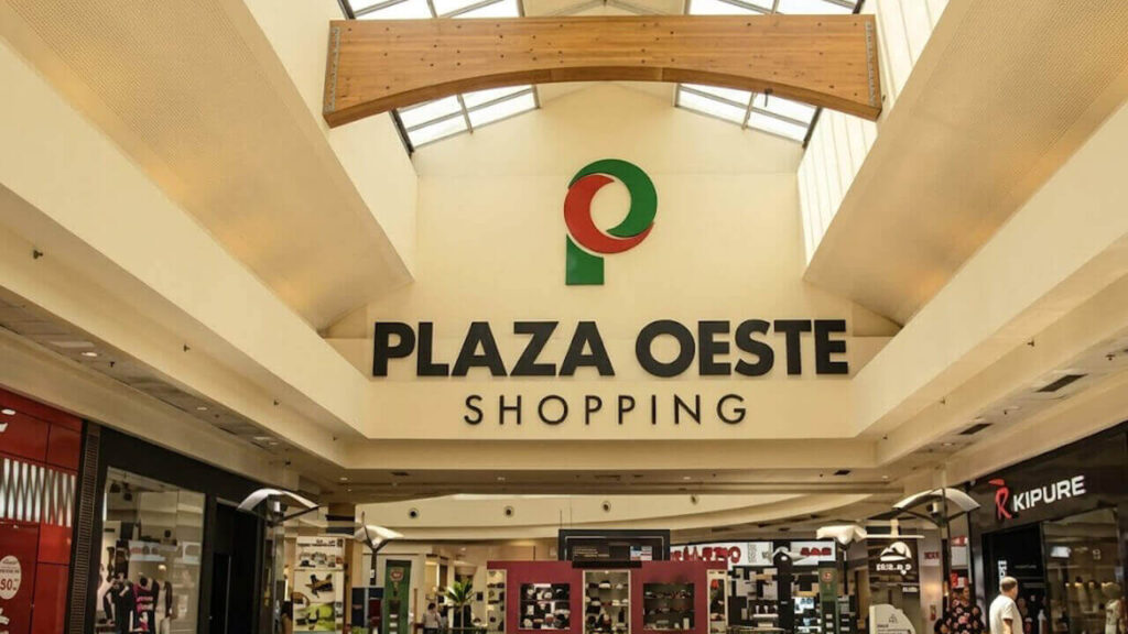 Plaza Oeste resultó un desarrollo comercial aislado en la frontera con Hurlingham que agregó entretenimiento, cines y un supermercado, desde entonces no modificó su estructura