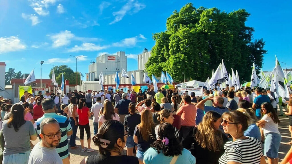 Trabajadores frente a la planta de procesamiento de Lácteos Verónica buscando una respuesta que aún no llega
