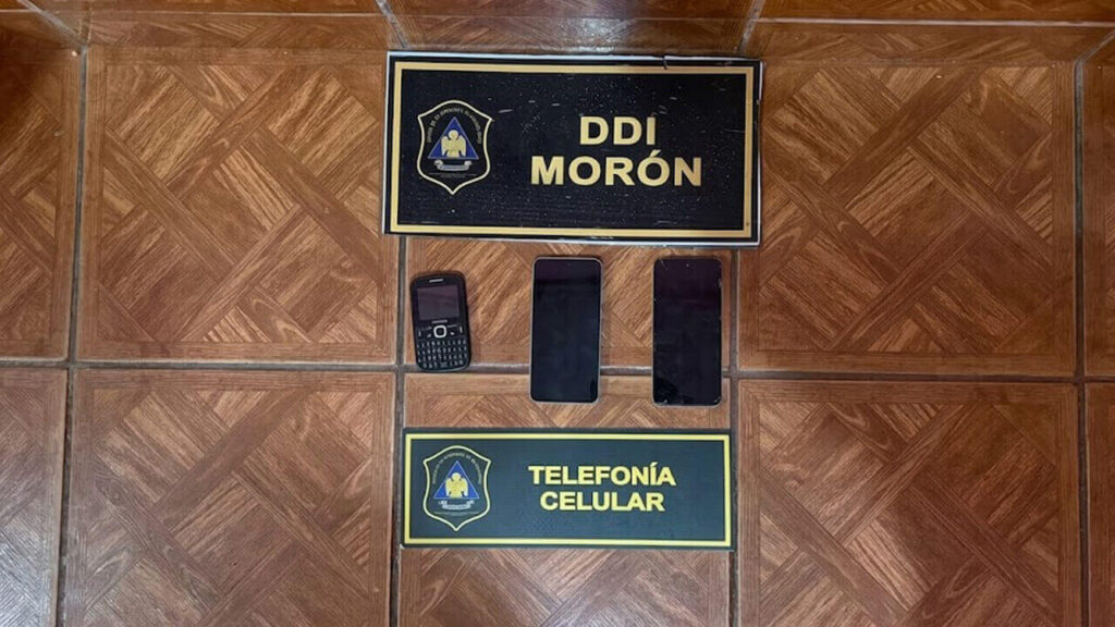 Tres celulares le secuestraron al sospecho detenido que seguramente tiene mucho que decir