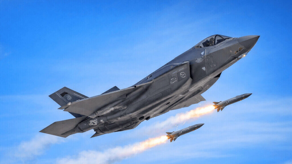 Un F 16 durante un ejercicio arrojando misiles e corto alcance