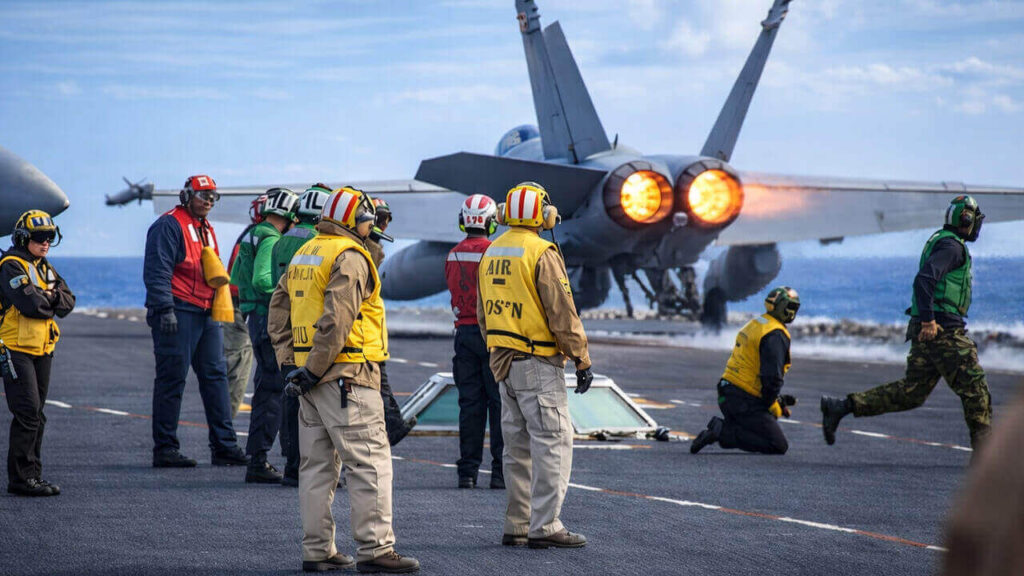 Un F 16 sobre un portaviones listo a minutos de despegar