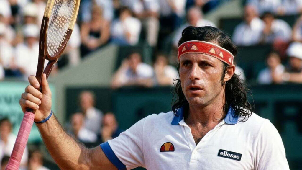 Un Vilas ya maduro con la raqueta en alto