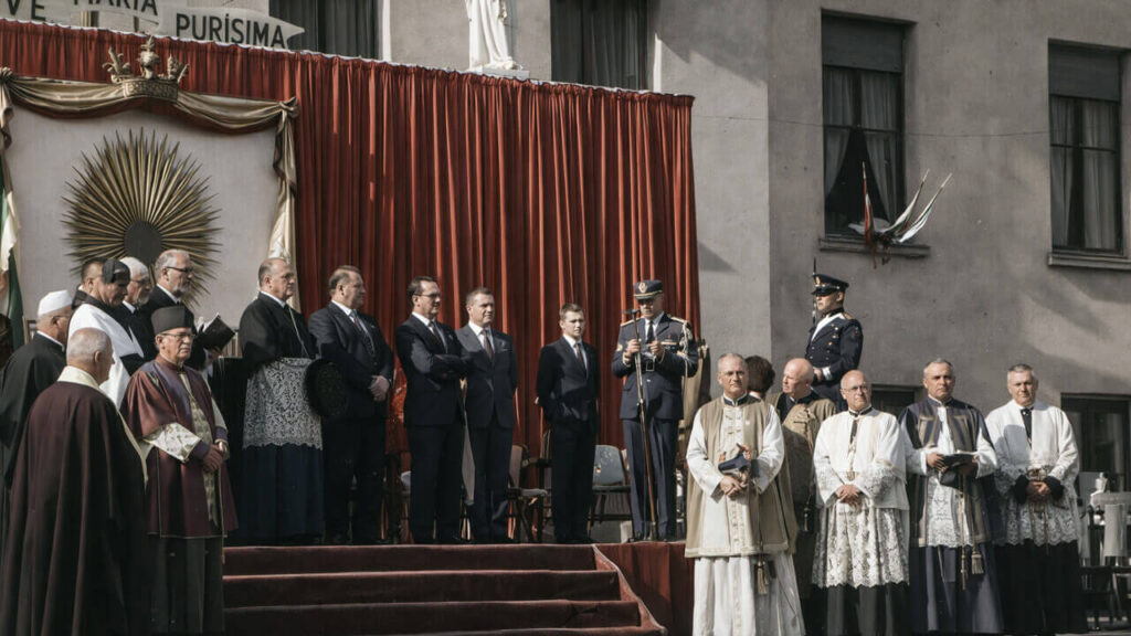 Un acto con autoridades ecleciasticas sobre la explaneda que da a la Plaza General San Martín