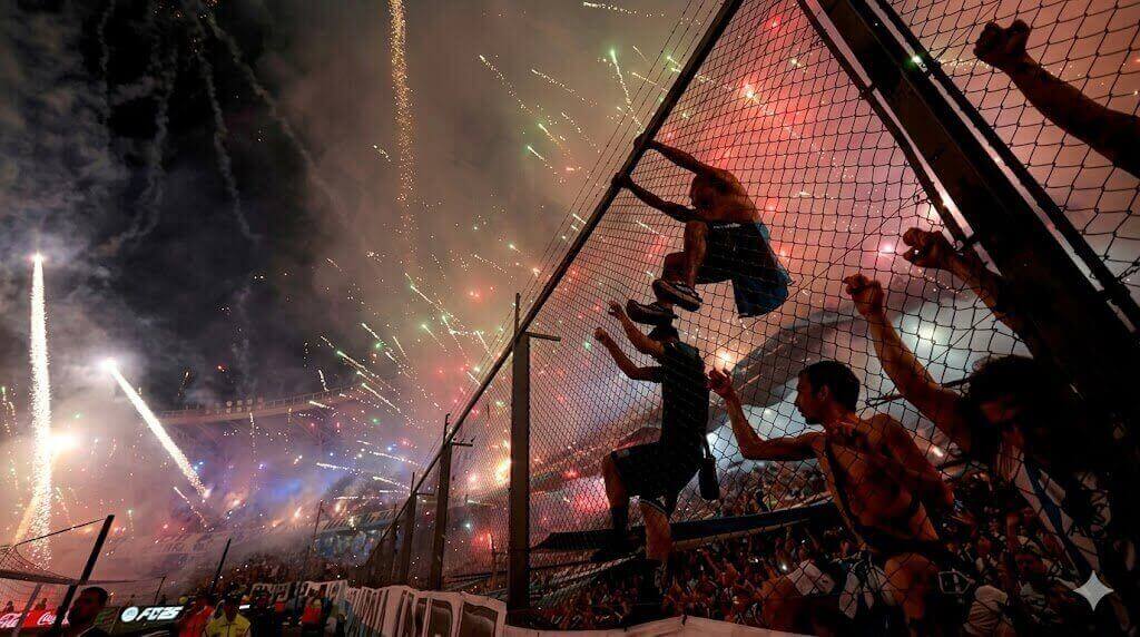 Un día como tantos en cancha de Racing y afuera los disparos, la muerte, el silencio