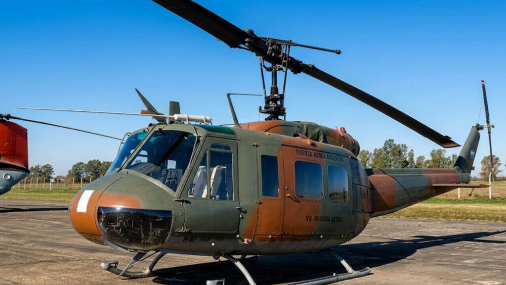 Un helicóptero estacionado en la VII Brigada Aérea de Moreno, espacio militar del Estado Nacional