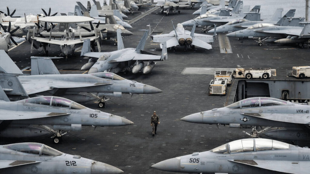 Un portaviones norteamericano tiene capacidad para transportar 250 aviones más el combustible y el armamento necesario para entrar en guerra