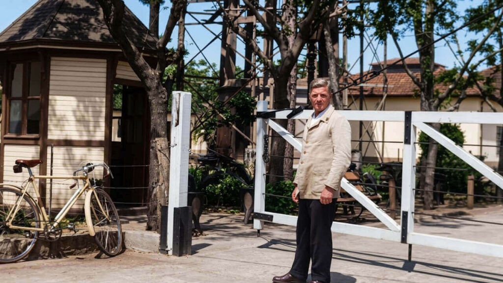 Una entrada histórica a una quinta o establecimiento importante del antiguo Ituzaingó con un hombre de seguridad pegado a la garita