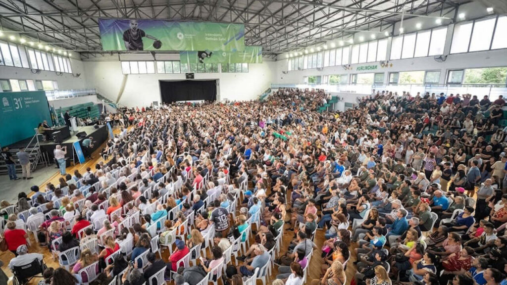 Una multitud convocada que se hizo presente para escuchar qué tenía qué decir el intendente Damián Selci