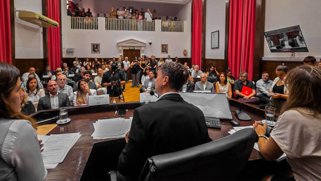Una toma desde atrás de lo que fue el recinto mientras Lucas Ghi abría las sesiones ordinarias