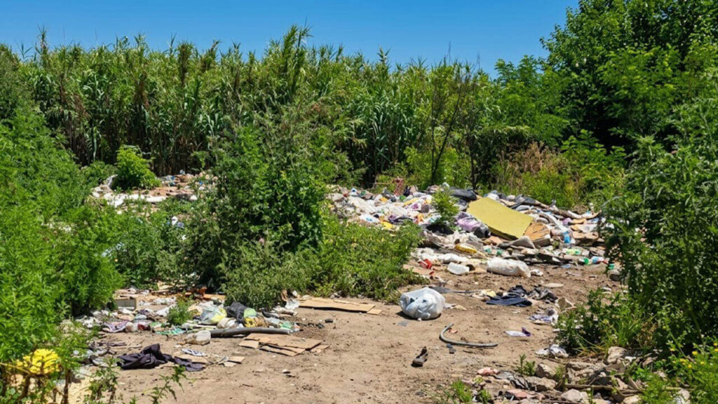 Uno de los basurales al aire libre dentro del predio del Estado Nacional