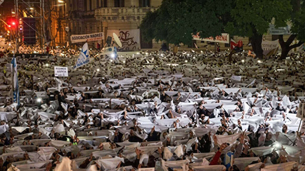 Uno llora cuando desde la altura ve todos los pañuelos desplegados