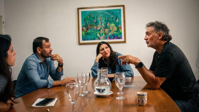 Akerman, exfutbolista profesional, junto a Mónica Macha y el reconocido dirigente deportivo José María Vittorio trazando la hoja de ruta