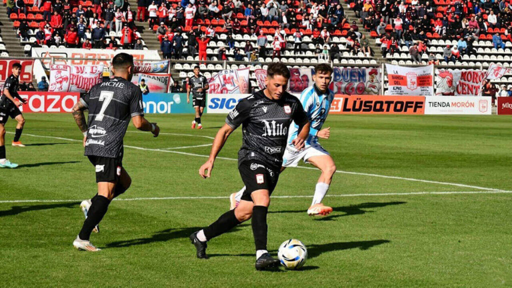 Deportivo Morón no frena. Luego del triunfo frente a Colón de Santa Fé recuperó la punta. Hoy se aleja con un segundo triunfo contra Racing de Córdoba.