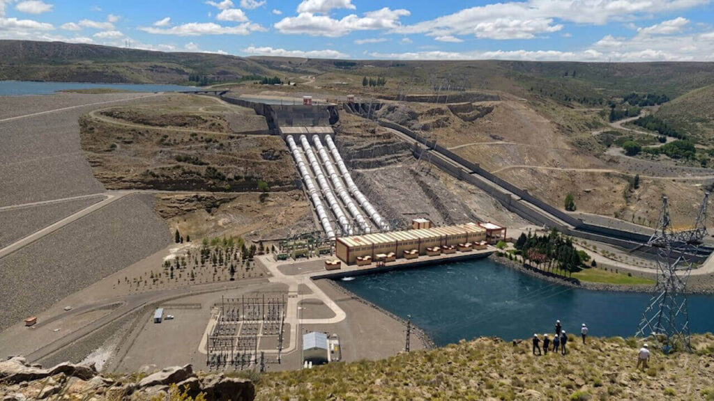 Central hidroeléctrica Alicurá sobre el río Limay: las tuberías forzadas conducen el agua desde el embalse hacia la casa de máquinas, donde se genera energía para el sistema eléctrico argentino.