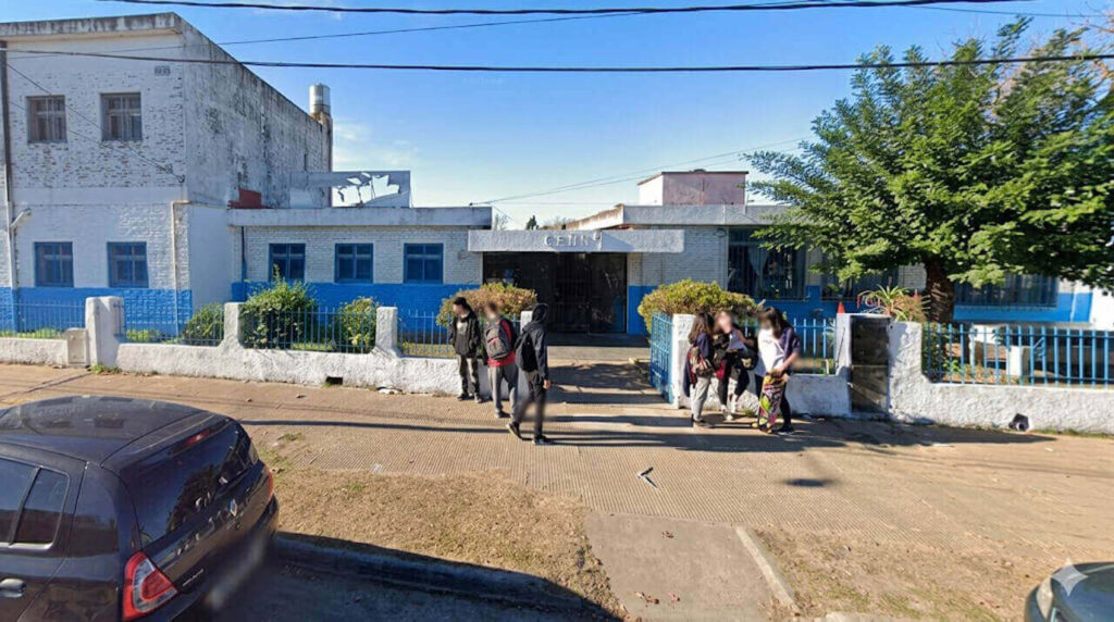 Escuelas y violencia armada. La fachada del establecimiento de Rafael Calzada donde ocurrió un asesinato.