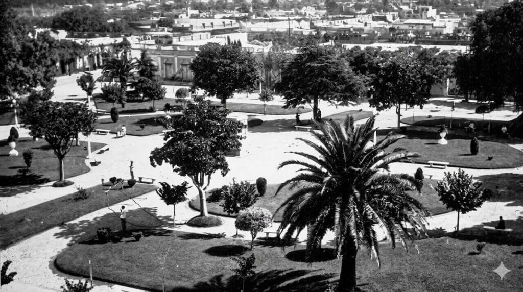 Antes de llamarse Plaza General San Martín se llamó Plaza Adolfo Alsina. Pero el mismo día en que se inauguró el monumento al General Don José de San Martín cambió de nombre.