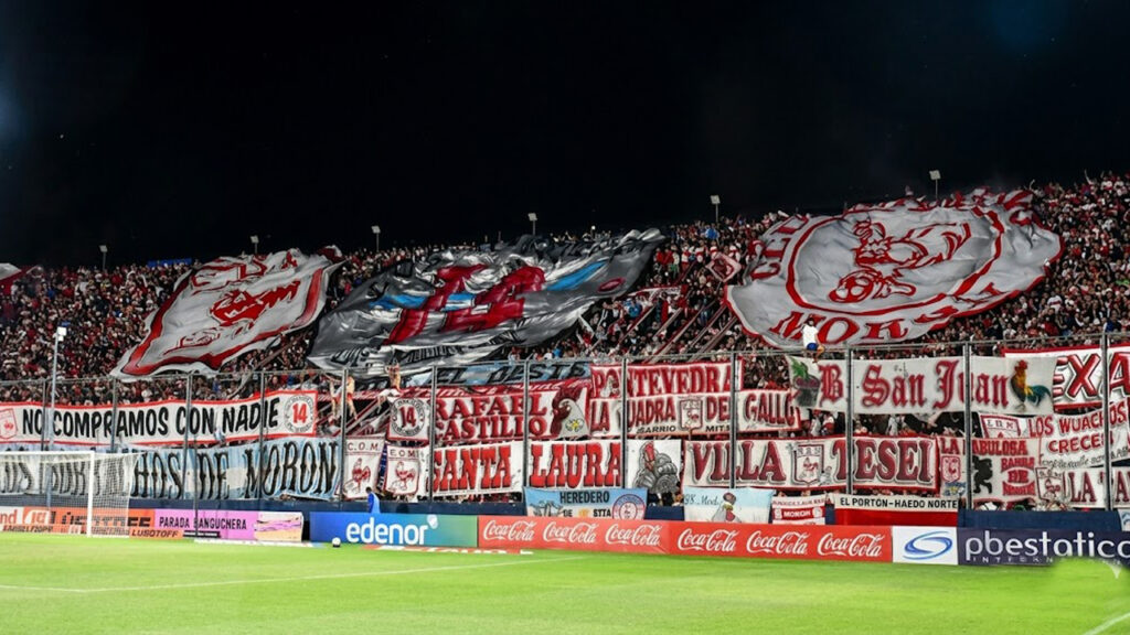 La inmensa hinchada de Morón que recibe a Colón