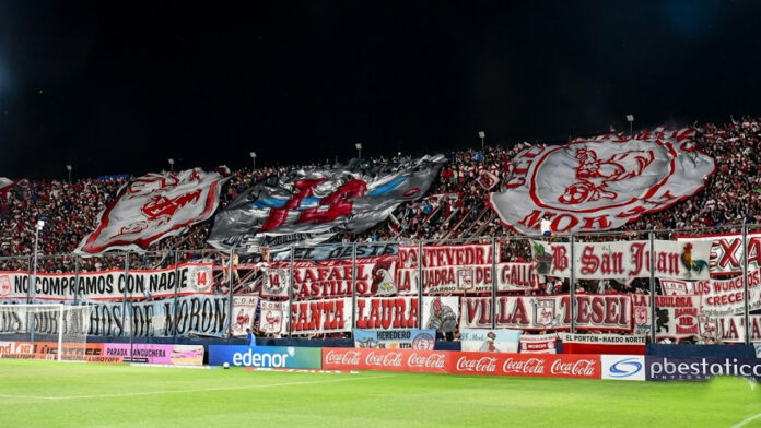 La inmensa hinchada de Morón que recibe a Colón