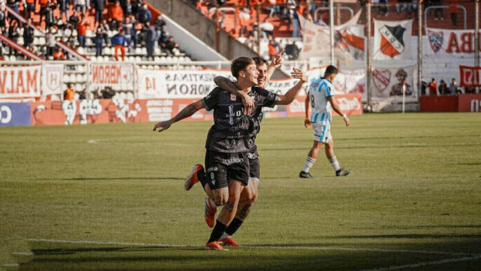 Deportivo Morón no frena: ganó y manda en lo más alto