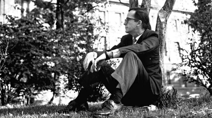 Rodolfo Walsh, en un descanso, quizás en el Tigre, su última morada, pensando en el El oficio de narrar para cambiar