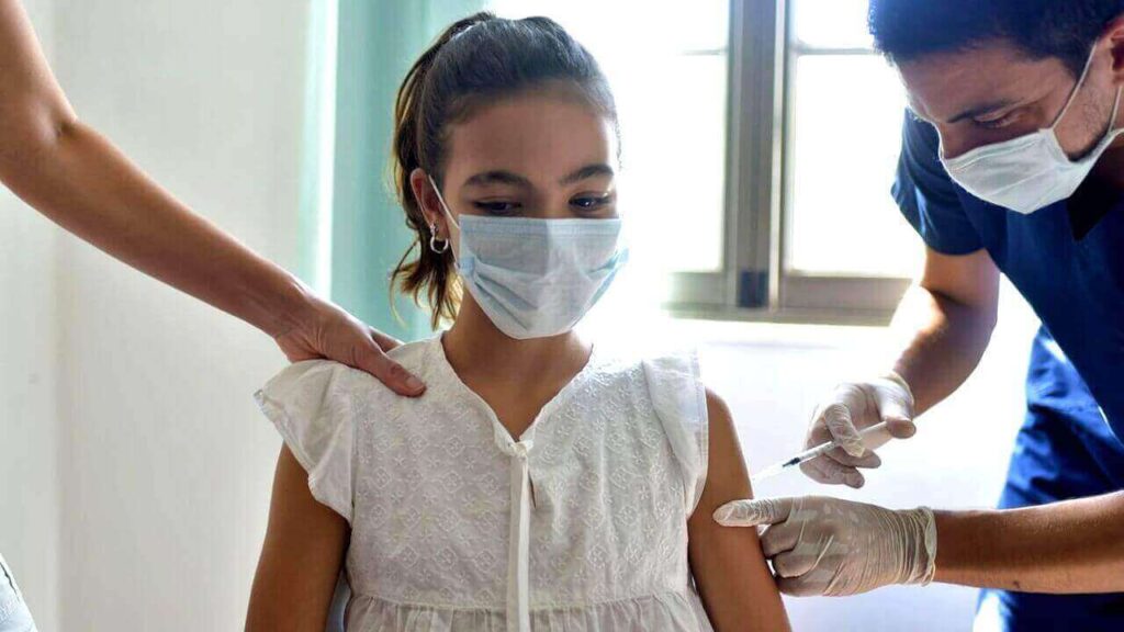 Cae la vacunación que es gratuita aunque lleva conlleva costos adicionales. Hasta los más jóvenes se ven afectados. 