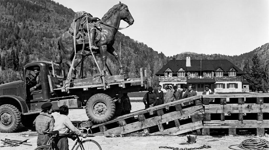 Esta es la escultura original en San Martín de los Andes realizada por el mismo escultor en momentos en que están emplazándola sobre su soporte