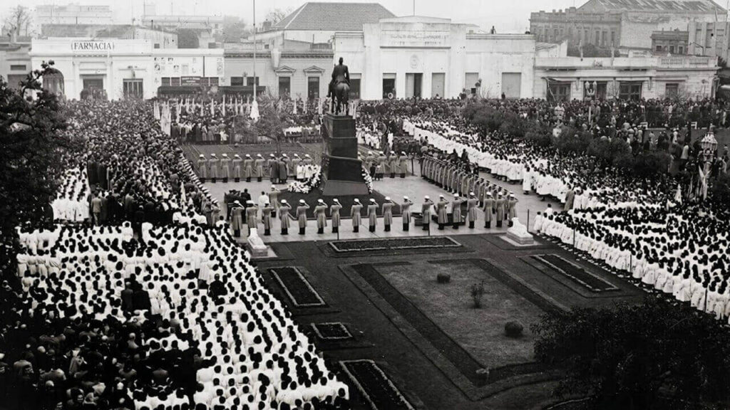 En la portada se ve la foto original, pero tratada. Así fue la inauguración bajo el mandato del intendente César Albistur Villegas.