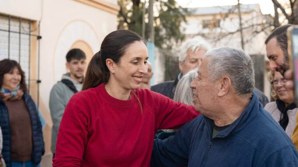Florencia Lampreabe hablando con los vecinos de Hurlingham seguramente no del negocio del fútbol