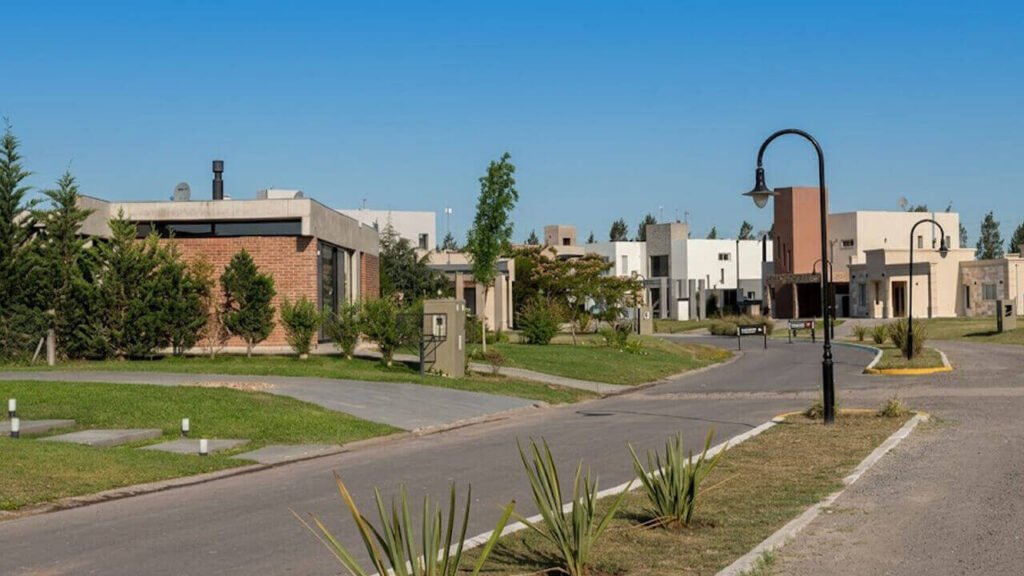 Adorni y sus propiedades, el cuento de nunca acabar, mientras que el déficit habitacional en Argentina es altísimo. Venían a combatir la casta.