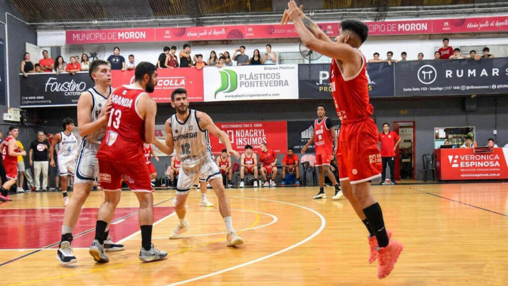 Alex Rolón, el triplero del Club Morón, cuando está encendido no lo para nadie