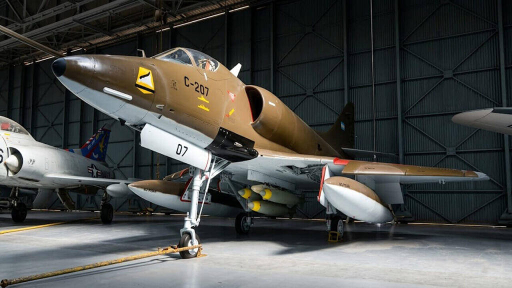 Avión Douglas A-4C Skyhawk de la Fuerza Aérea Argentina en el Museo Nacional de Aeronáutica, Participó en la Guerra de Malvinas en 1982.