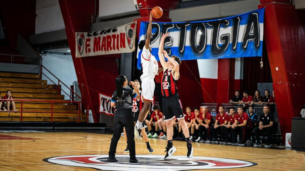 Mata Varela no dejó de  saltar pero no alcanzó, el Club Morón cayó ante River Plate