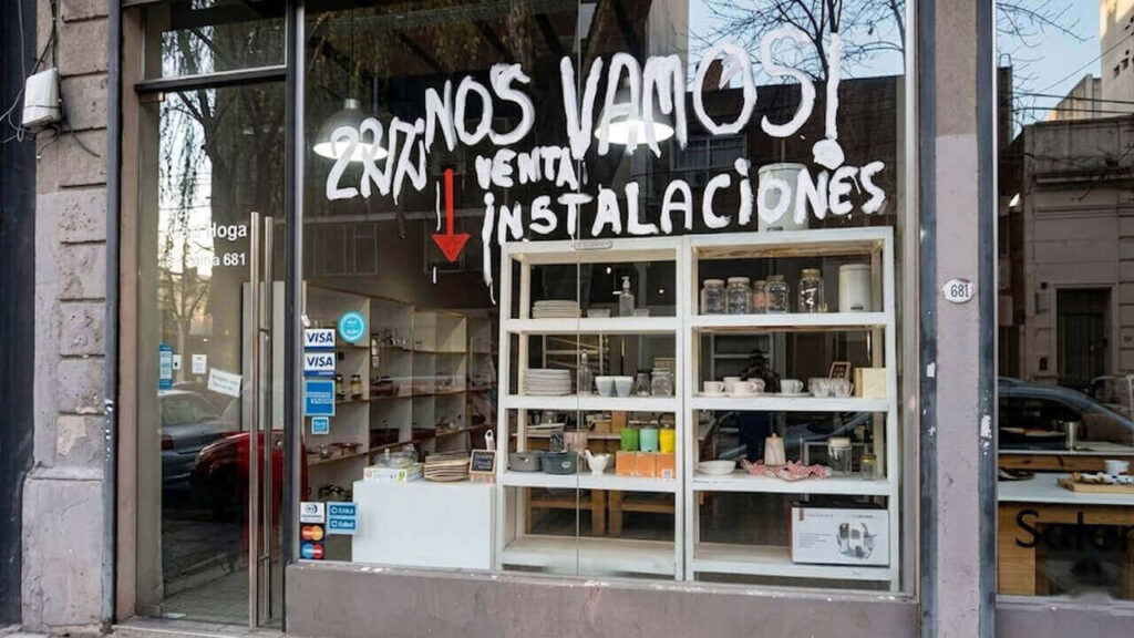 Camilo Alan comenzó a sobresalir exponiendo la crisis textil en los medios. Tenía cinco locales, cerró tres.