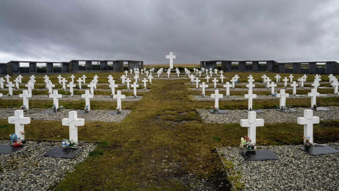 Morón y Malvinas 2026: Cementerio de Darwin en las islas con cruces blancas de soldados argentinos caídos