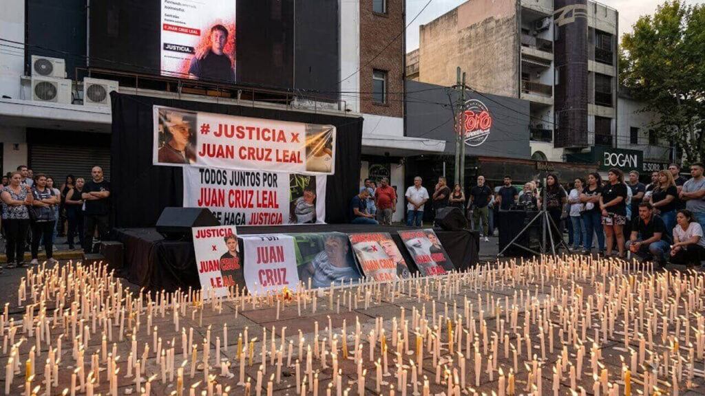 Ciento de velas de amigos, familiares y vecinos por Juan Cruz